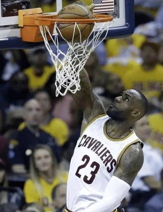nba扣壞籃筐的人有哪些(NBA球星破壞力有多大？<a href=http://www.weidongweiye.com/temp/luoshanzuohuren target=_blank class=infotextkey>湖人</a>教練曾扣碎籃板，詹姆斯將籃球扣癟)
